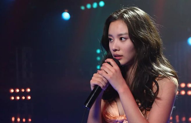 有部韩国电影,原来有些胖和难看的女孩通过整容变成歌星,唱那首玛丽亚.这部电影名字是什么,她是谁饰演的?