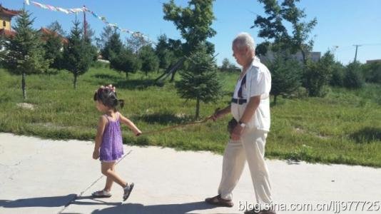 外孙女蹲下给生病姥爷当凳子被网友大赞，女孩的孝心是否令人动容？