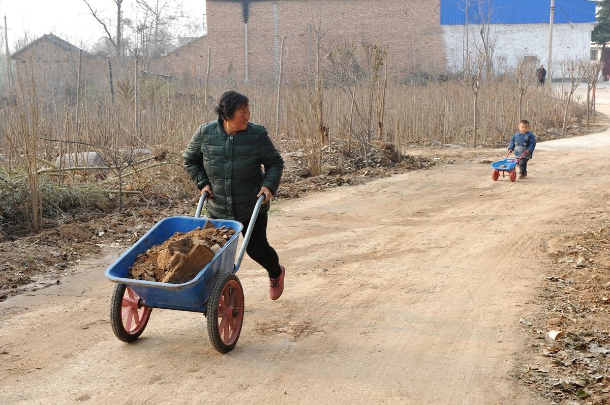 河南一位92岁奶奶出门弄丢推车，好心女子做出了怎样的帮忙之举？