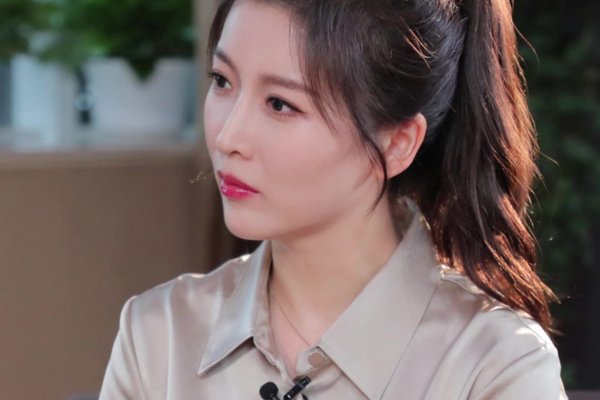 风云对话的主持人是谁