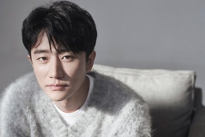 黄轩携女友与好友聚会，网友称他的女友长的像巩俐，你觉得呢？