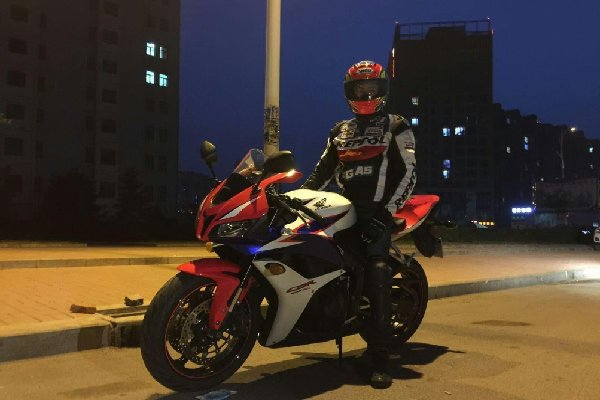 河南焦作一中学门口突发车祸多人受伤，现场情况如何？