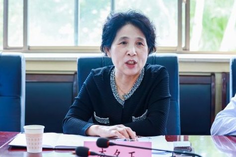 哪位委员建议人口低于10万的小县合并？