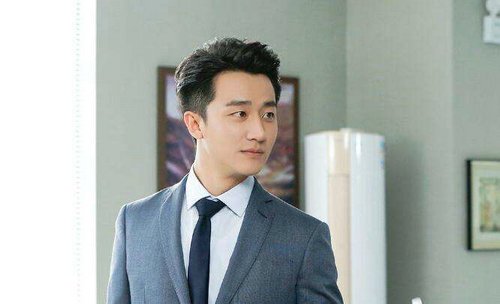 黄轩携女友与好友聚会，网友称他的女友长的像巩俐，你觉得呢？