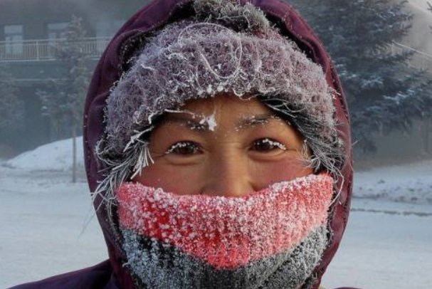 内蒙古男子零下33度晨跑，脸上挂满冰霜，当地的天气究竟有多冷？