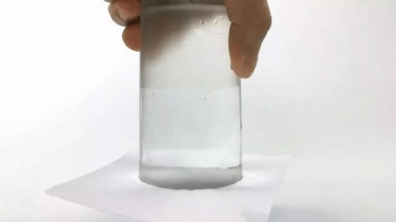 一个杯子装满水，用一张纸盖住，倒过来，水为什么不会流出来