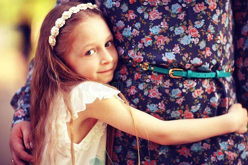 为何说孩子在婴儿时是妈一个人的，长大了就成一大家子的？