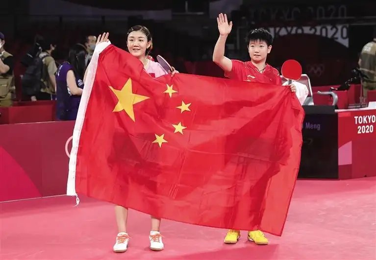 国乒女团夺冠后与国旗合影，你对这一幕最大的感触是什么？