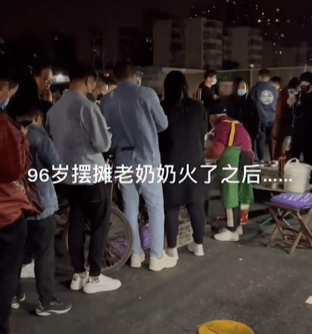 96岁网红摆摊奶奶停止出摊,为什么突然不出摊了?