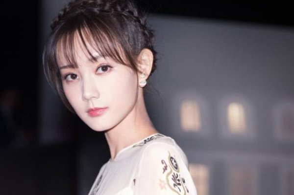 李一桐遭合作男星粗暴对待！头被强制按进蛋糕，面对这种事你会怎么做？