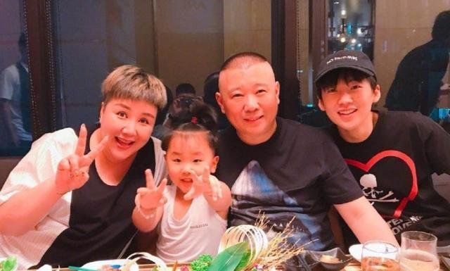 曾因金钱离开郭德纲，抛下儿子郭麒麟远赴日本，胡中惠现况如何？