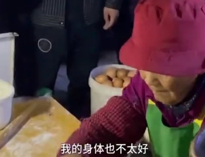 96岁网红摆摊奶奶停止出摊,为什么突然不出摊了?