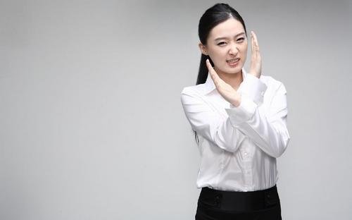 who cares的正确翻译是：谁在乎！