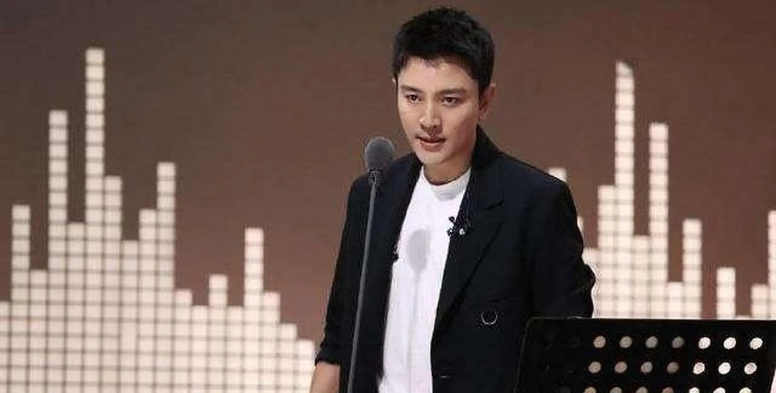 贾乃亮在《王牌对王牌》立的flag全倒了，他在节目中承包了哪些笑点？