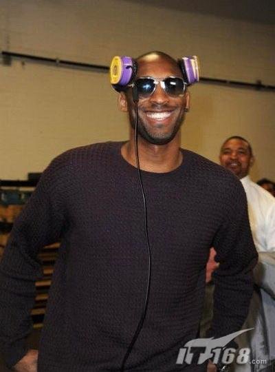 陈冠希 在大学生了没裏面带的那个耳机是什麽牌子的啊