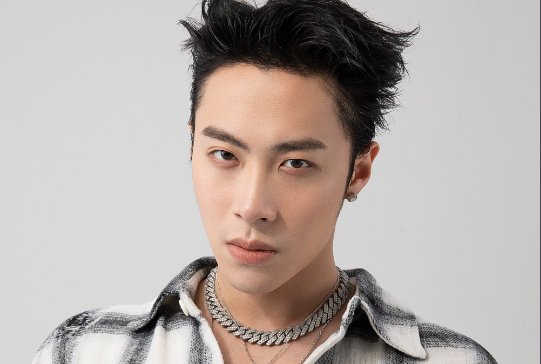 王嘉尔的经纪人是谁？