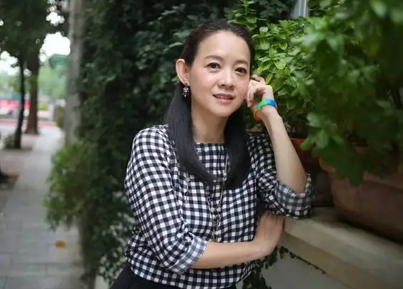 同样是确诊新冠，谢依霖和曾宝仪的心态有何不同？