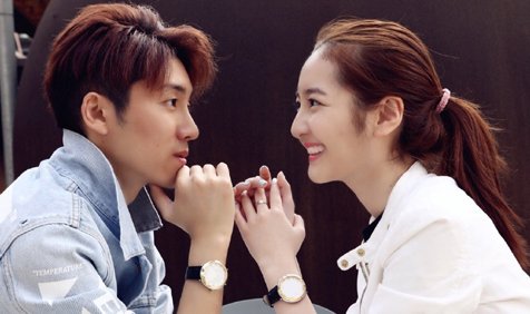 21岁歌手爱上8岁女孩，十年后两人结婚被封杀，如今怎么样了？