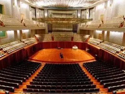 一座音乐厅还是一个音乐厅？