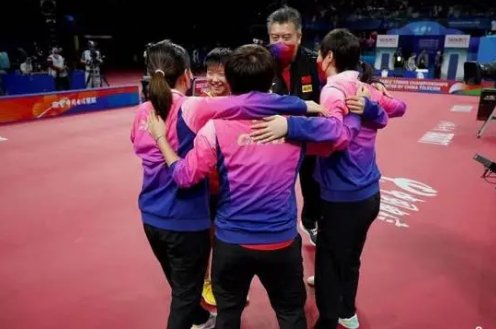 国乒女团夺冠后与国旗合影，你对这一幕最大的感触是什么？