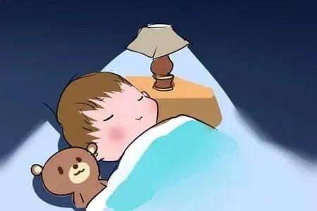 女儿一直和我睡，六岁了，听说再不分床睡会影响孩子身高，这是真的吗？