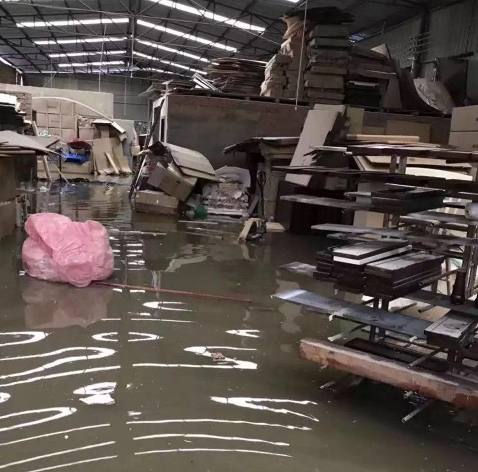 实拍湖北暴雨后物流仓库万件包裹被淹，当地采取了哪些举措？