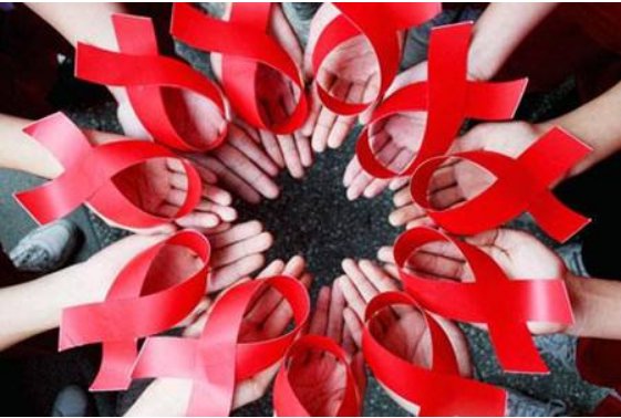 医生说女朋友感染艾滋病两年以上 我和她在一起一年半 都是高危行为 她确诊了 可我检查没有感染