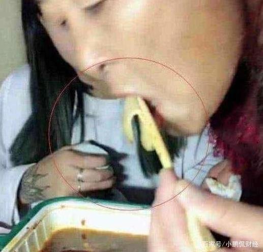 女网红在家直播正嗨，母亲突然乱入，事后形象崩塌粉丝纷纷取关，你怎么看？