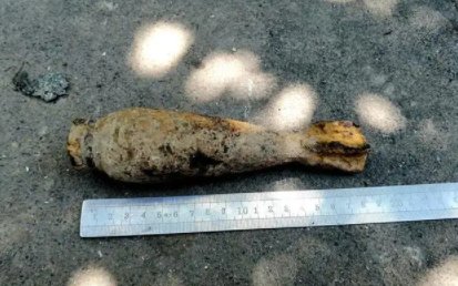 小伙河边捡到炮弹，装挎包交给民警，该炮弹是否具有危险性？