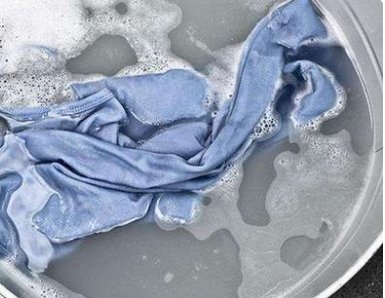 衣服被染色.用什么小窍门可以去除