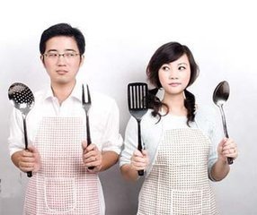 如何看待女子在家安装考勤机“管理”老公的行为？