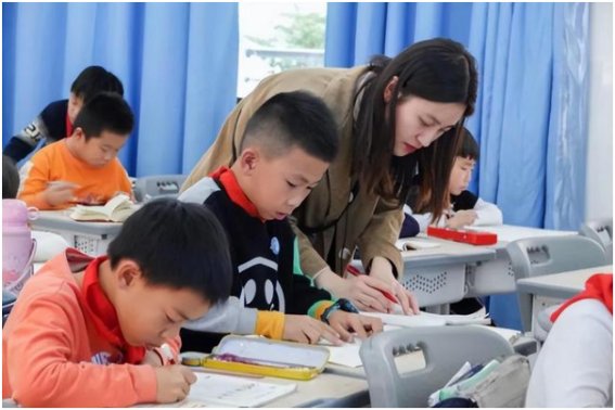 举双手赞成打一个成语