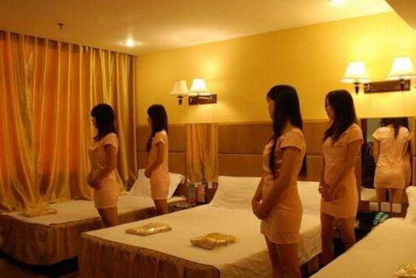 你如何看待三女子侵犯一年轻男子，导致男子性功能损坏却不构成强奸罪一事？