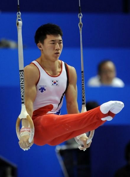 大神们，两手撑地，双腿向前抬起，与上身成90°，这个动作叫什么啊 网上都找不到