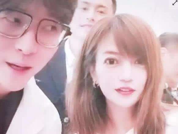 丁真直播时开美颜，变成了蛇精脸。哪些明星亲身验证了美颜的“强大”？