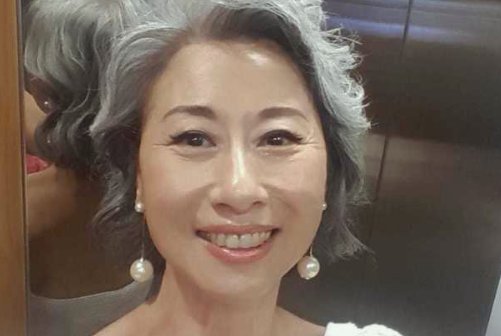 叶倩文在与港姐的聚会中大方展示白发,怎么做才能平和地接受变老?