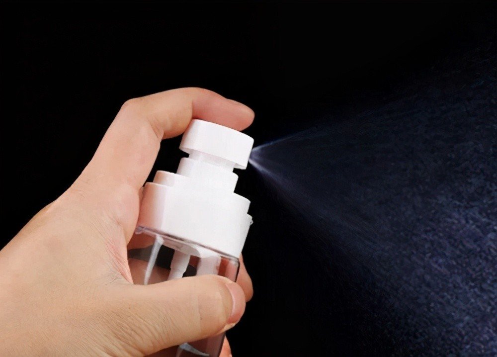 小兔子嘴巴周围都是湿的，胸前也是，是怎么了？