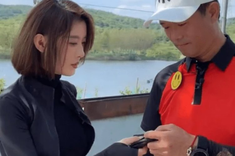 是钓鱼还是钓人?网红聂小雨和邓刚合拍钓鱼再惹争议