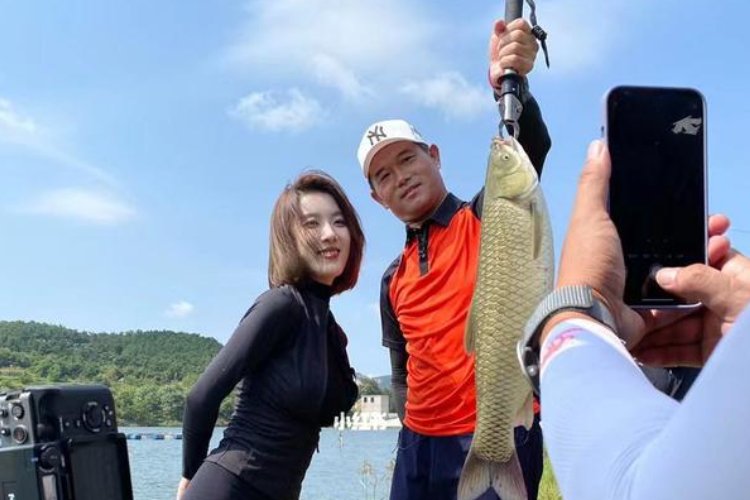 是钓鱼还是钓人?网红聂小雨和邓刚合拍钓鱼再惹争议