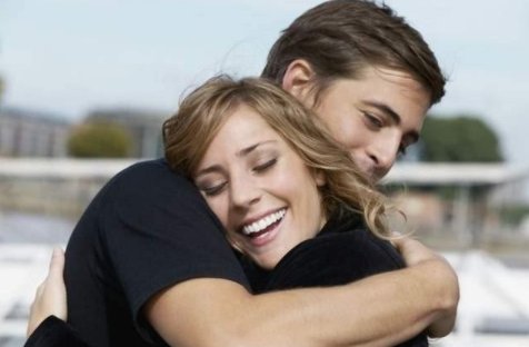 抱抱用英语怎么说 亲们！