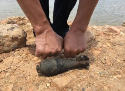 小伙河边捡到炮弹，装挎包交给民警，该炮弹是否具有危险性？