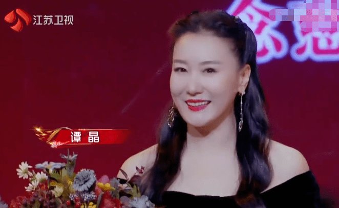 43岁谭晶近照大变疑整容，明星为什么那么喜欢整容？