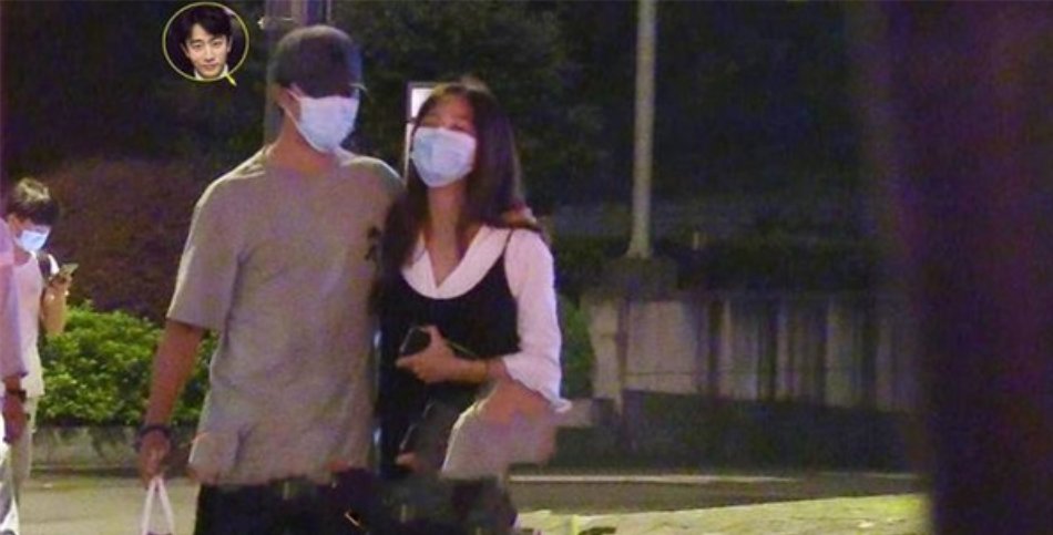 黄轩携女友与好友聚会，网友称他的女友长的像巩俐，你觉得呢？