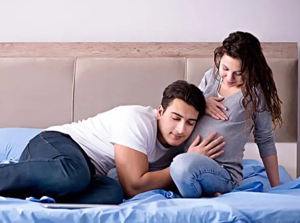 委员建议对生育孩子的家庭按月发放补贴，这一建议的可行性如何？