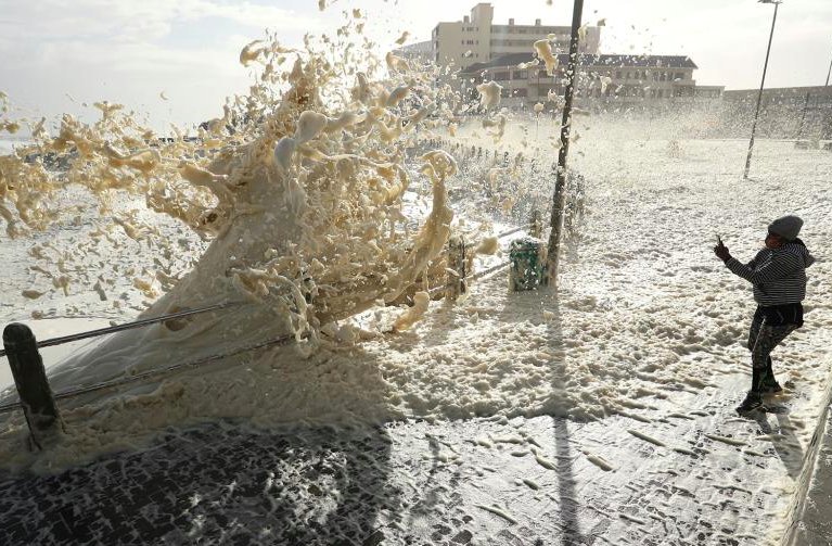 南非巨浪被强风吹成泡沫是怎么回事？