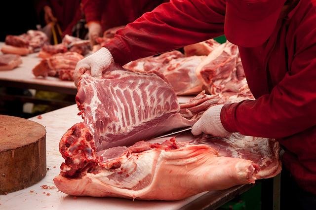 猪肉价格进入过度上涨一级预警区间，为什么猪肉的价格会持续上涨呢？