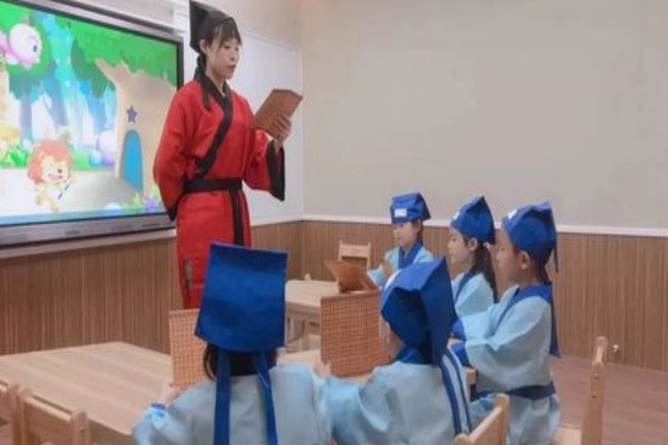 优施教骊姬夜半而泣谓公曰翻译