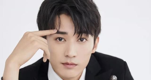 《夜色暗涌时》播出，这部剧讲述的剧情是什么？