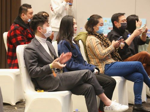 “京城四少”汪雨久违现身，携儿子拜祭父母称不能忘记养育之恩，你怎么看？