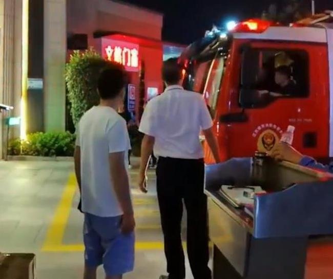 南京一小区保安拦停救火消防车，其行为是否违规？